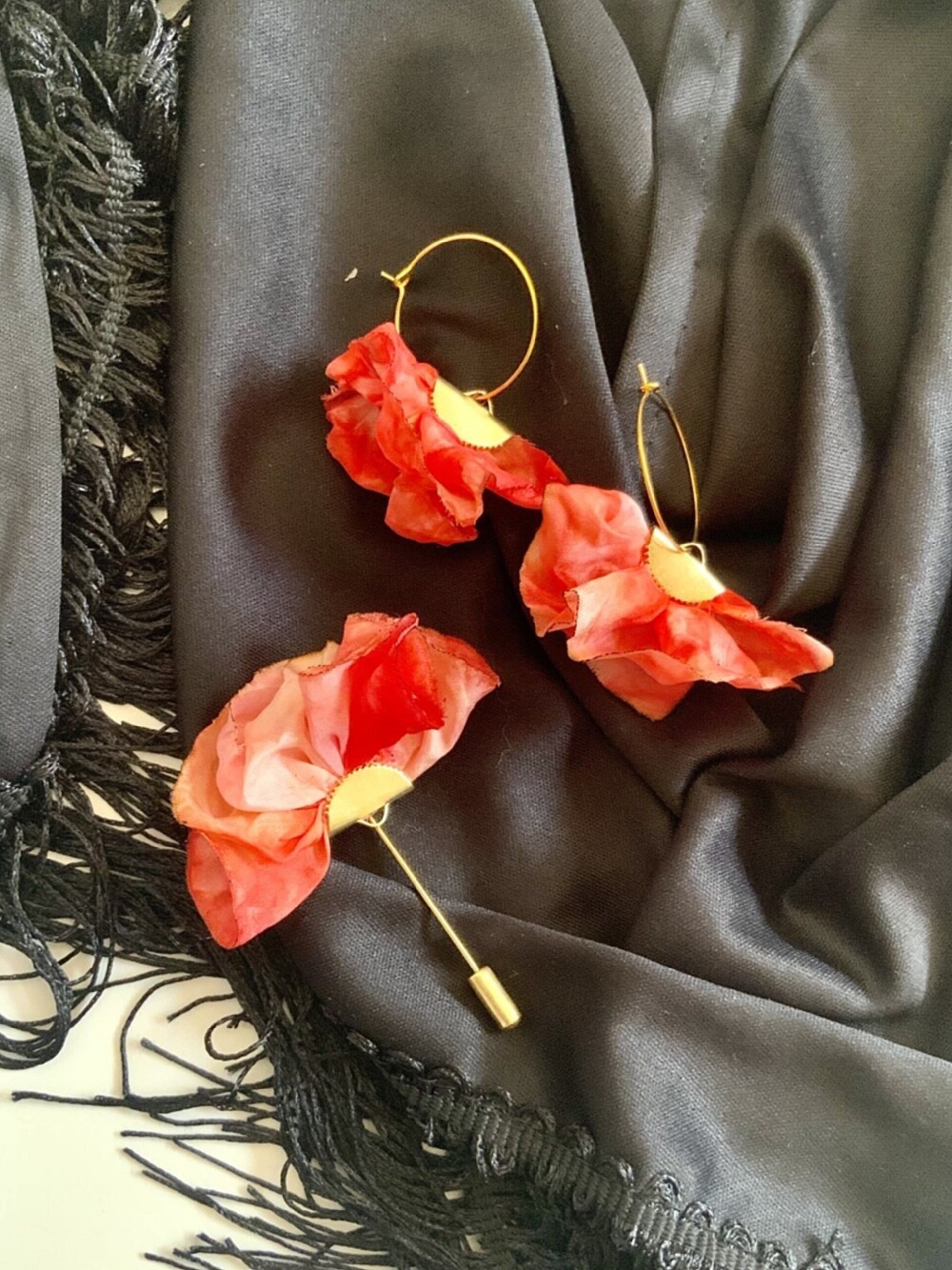 Conjunto regalo pendientes y alfiles clavel seda - 1