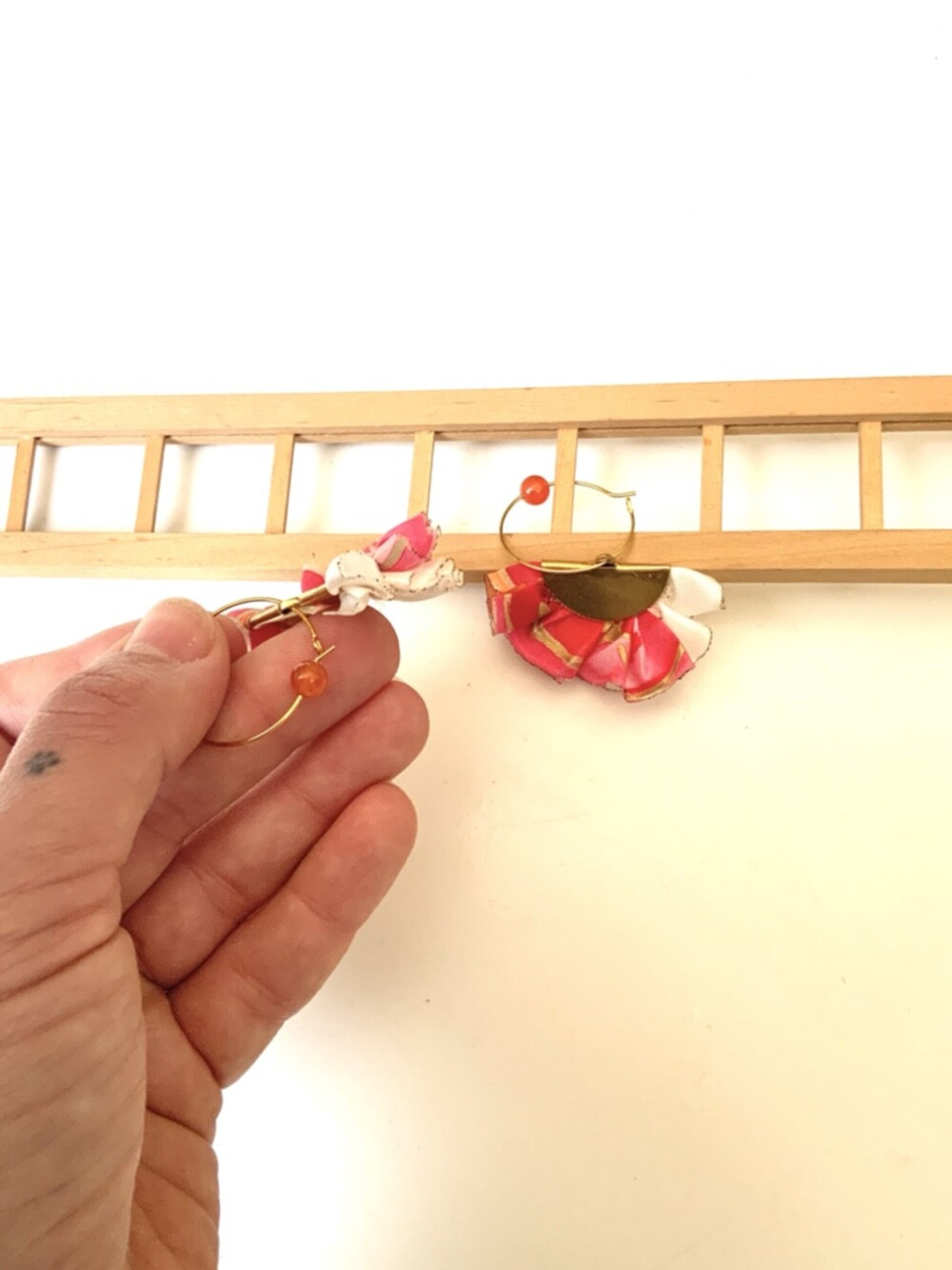 Pendientes artesanales complementos de flamenca color rojo y dorado con coralina - 2