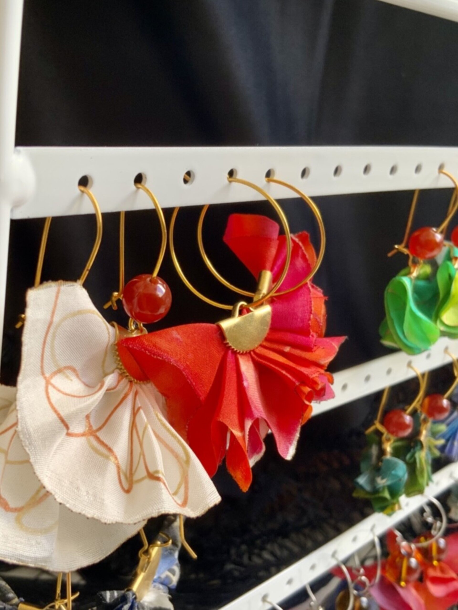 Pendientes flamenca coral seda oro - 3