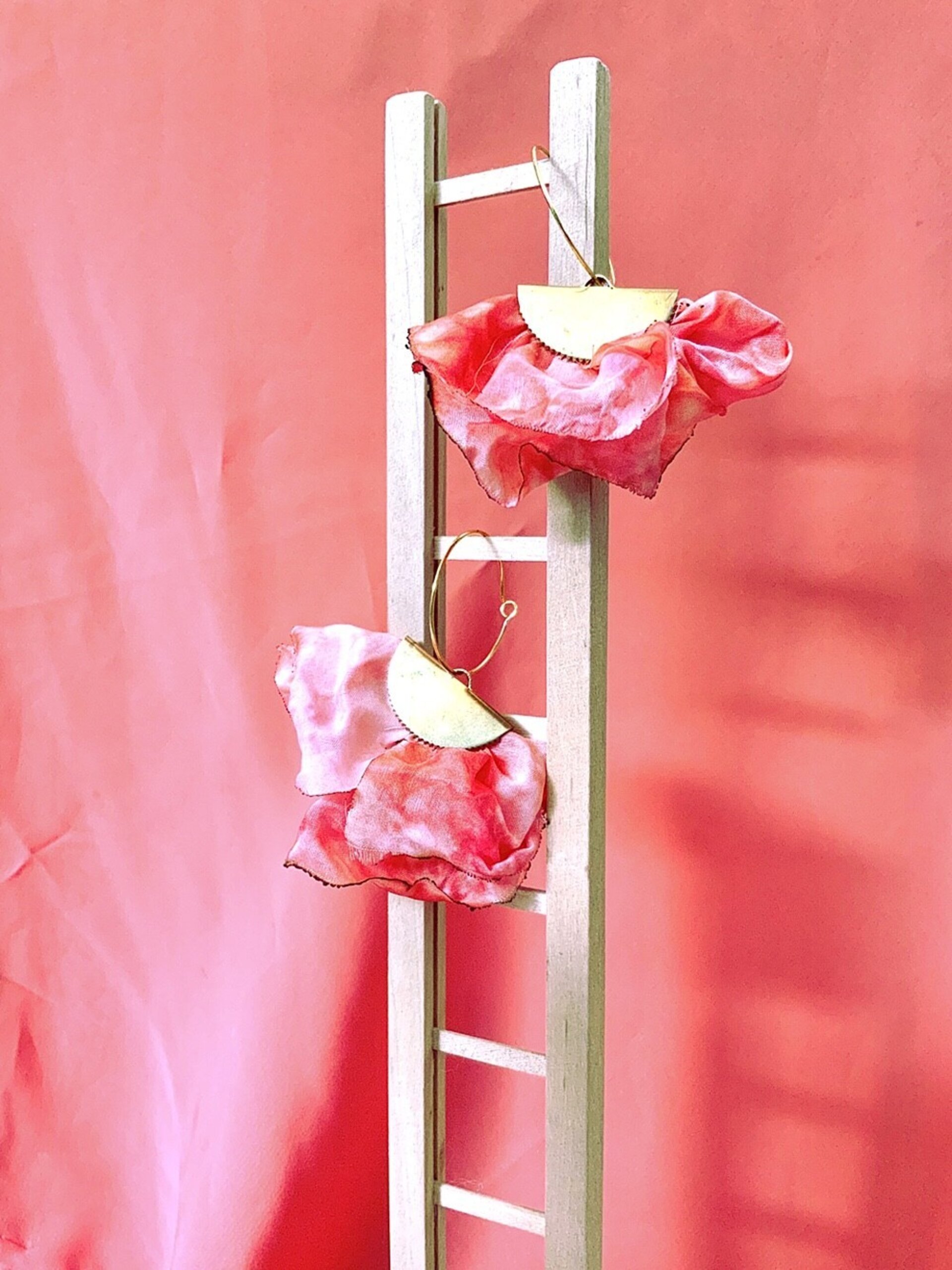Pendientes de flamenca claveles rosa coral dorado artesano - 2