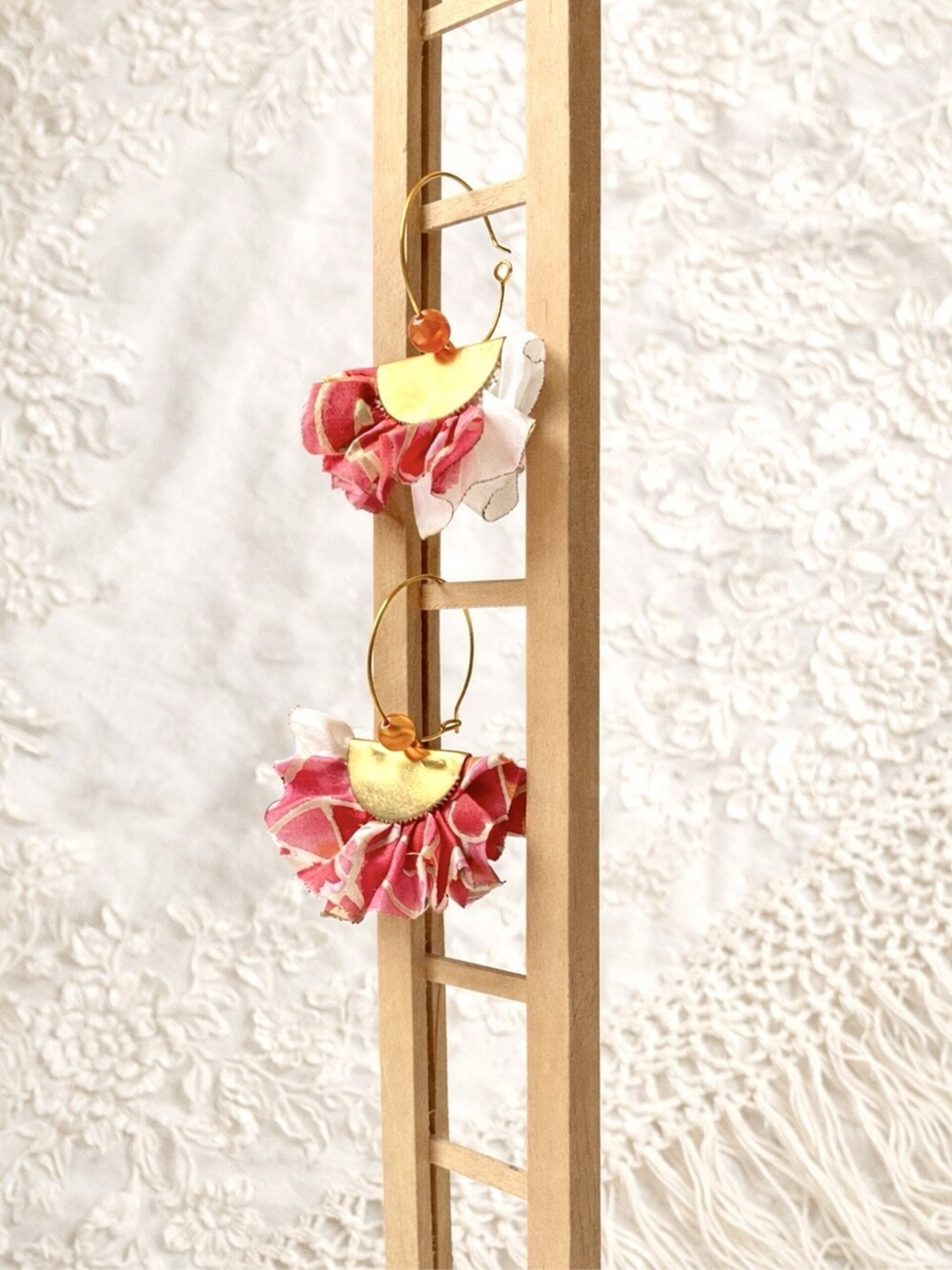 Pendientes artesanales complementos de flamenca color rojo y dorado con coralina - 3