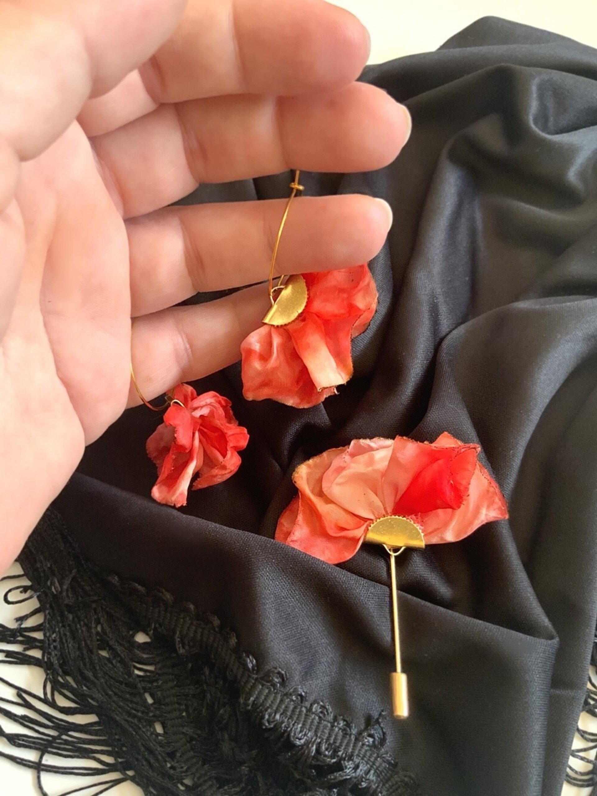 Conjunto regalo pendientes y alfiles clavel seda - 2