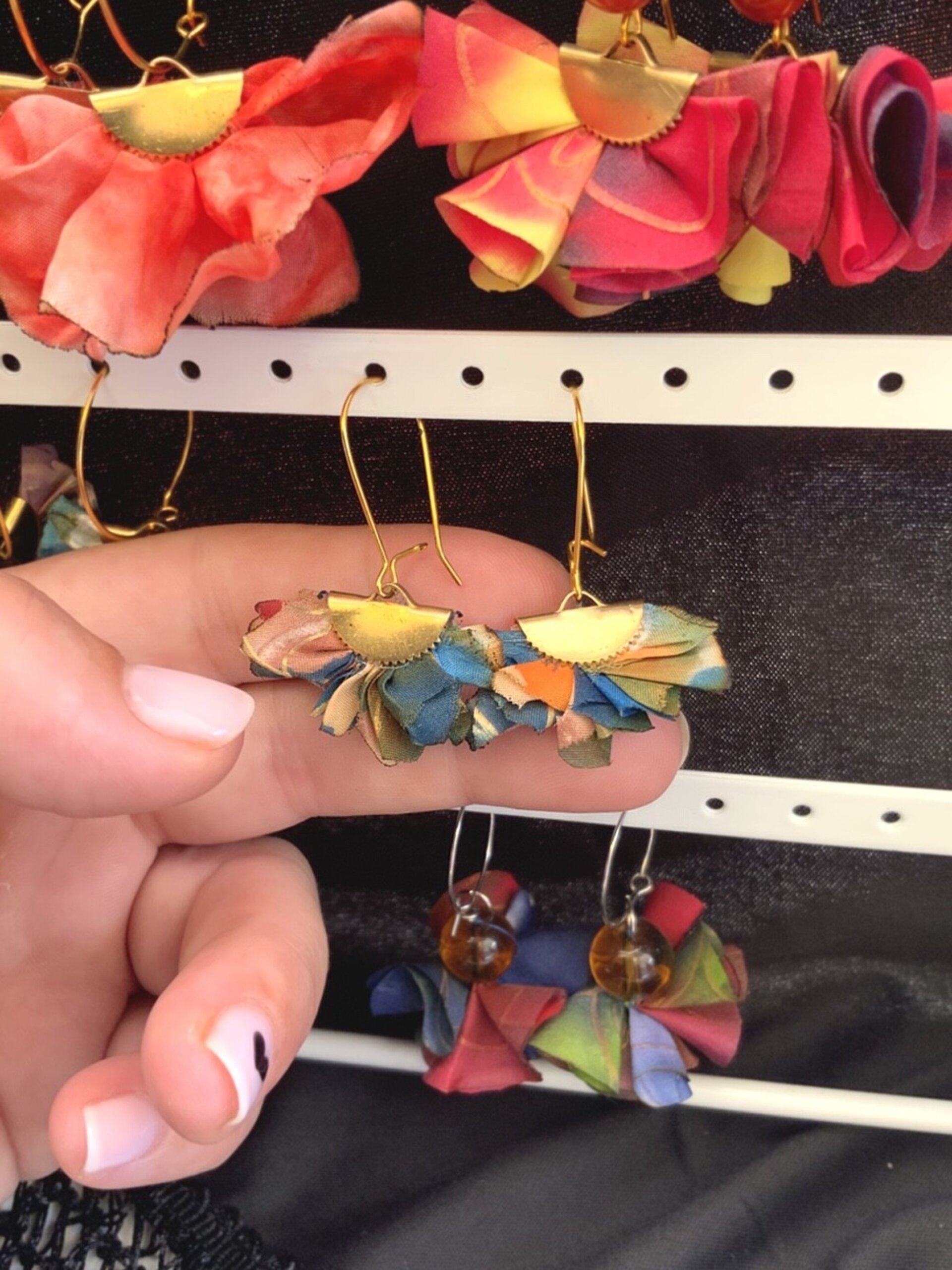 Pendientes seda pintados a mano arcoiris azul flor - 2