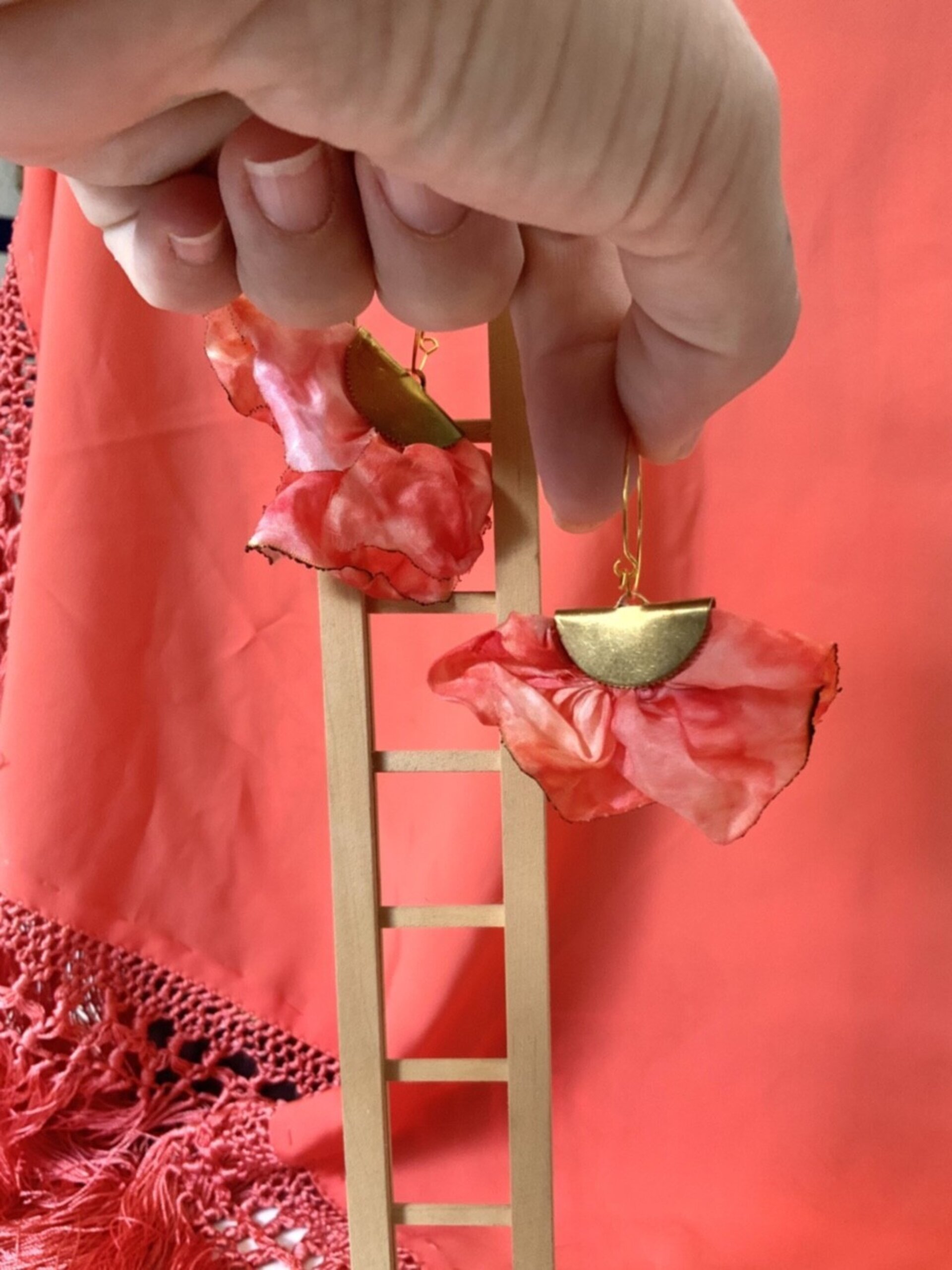 Pendientes de flamenca claveles rosa coral dorado artesano - 3