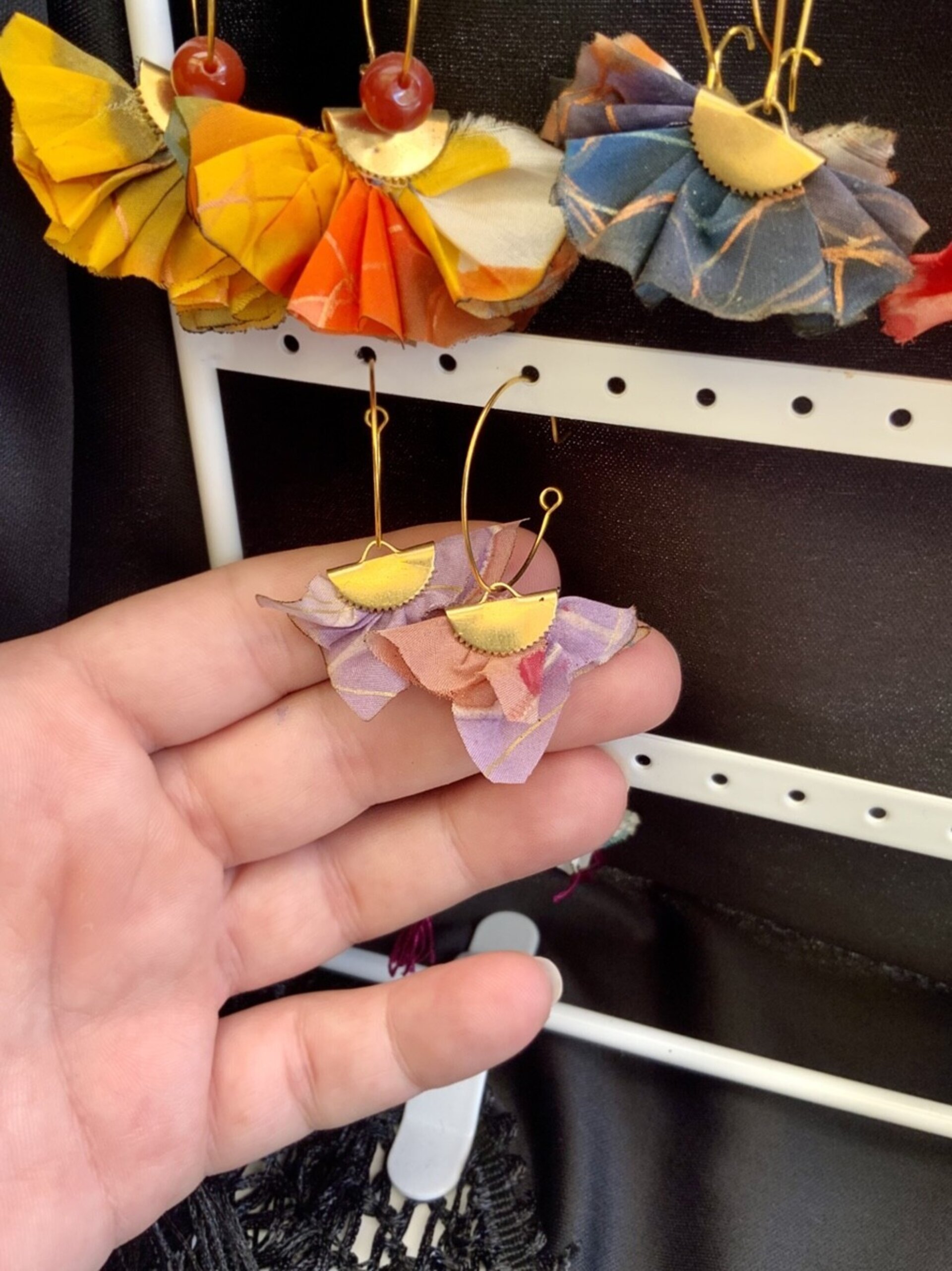 Pendientes flor violeta seda hechos a mano - 2