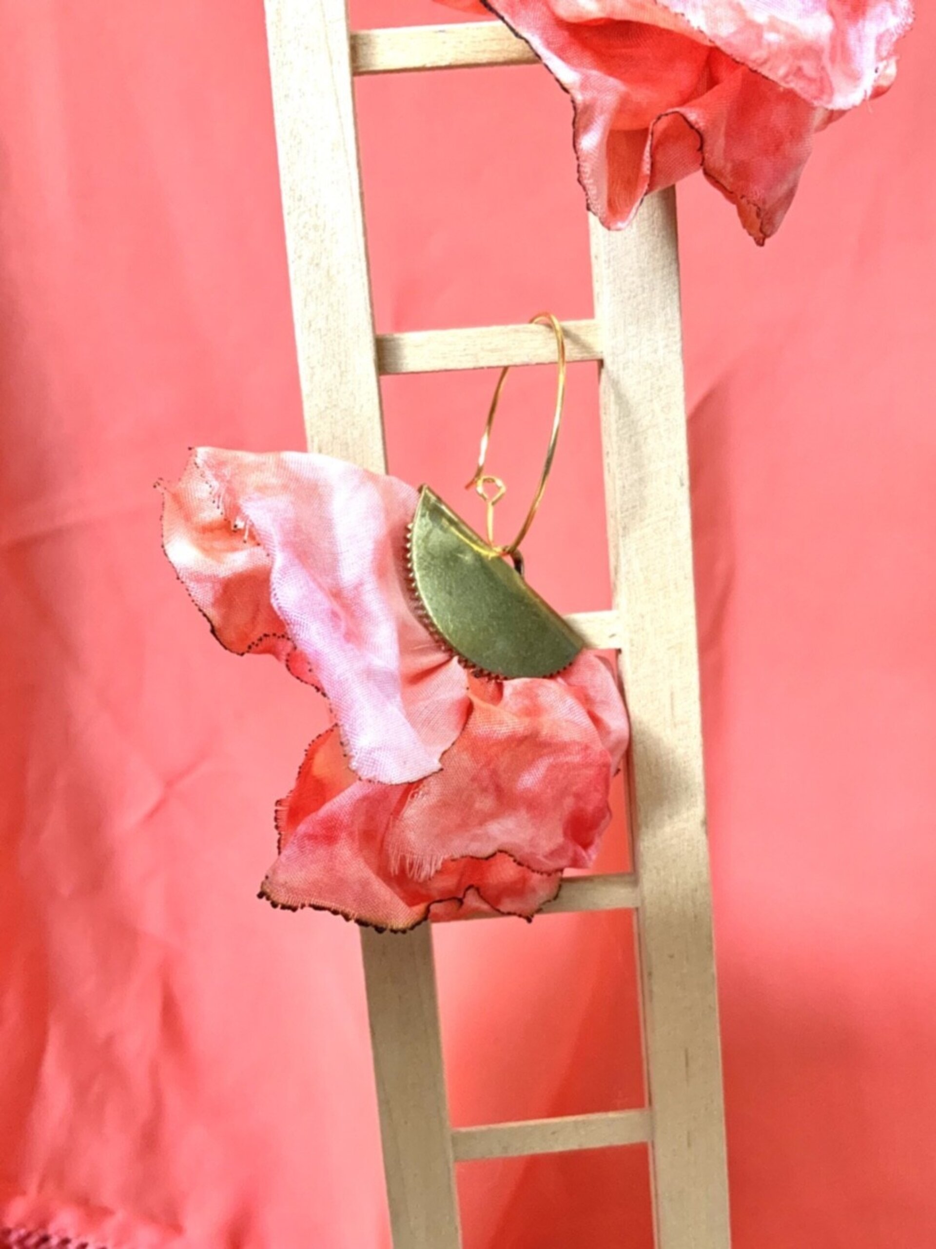 Pendientes de flamenca claveles rosa coral dorado artesano - 4