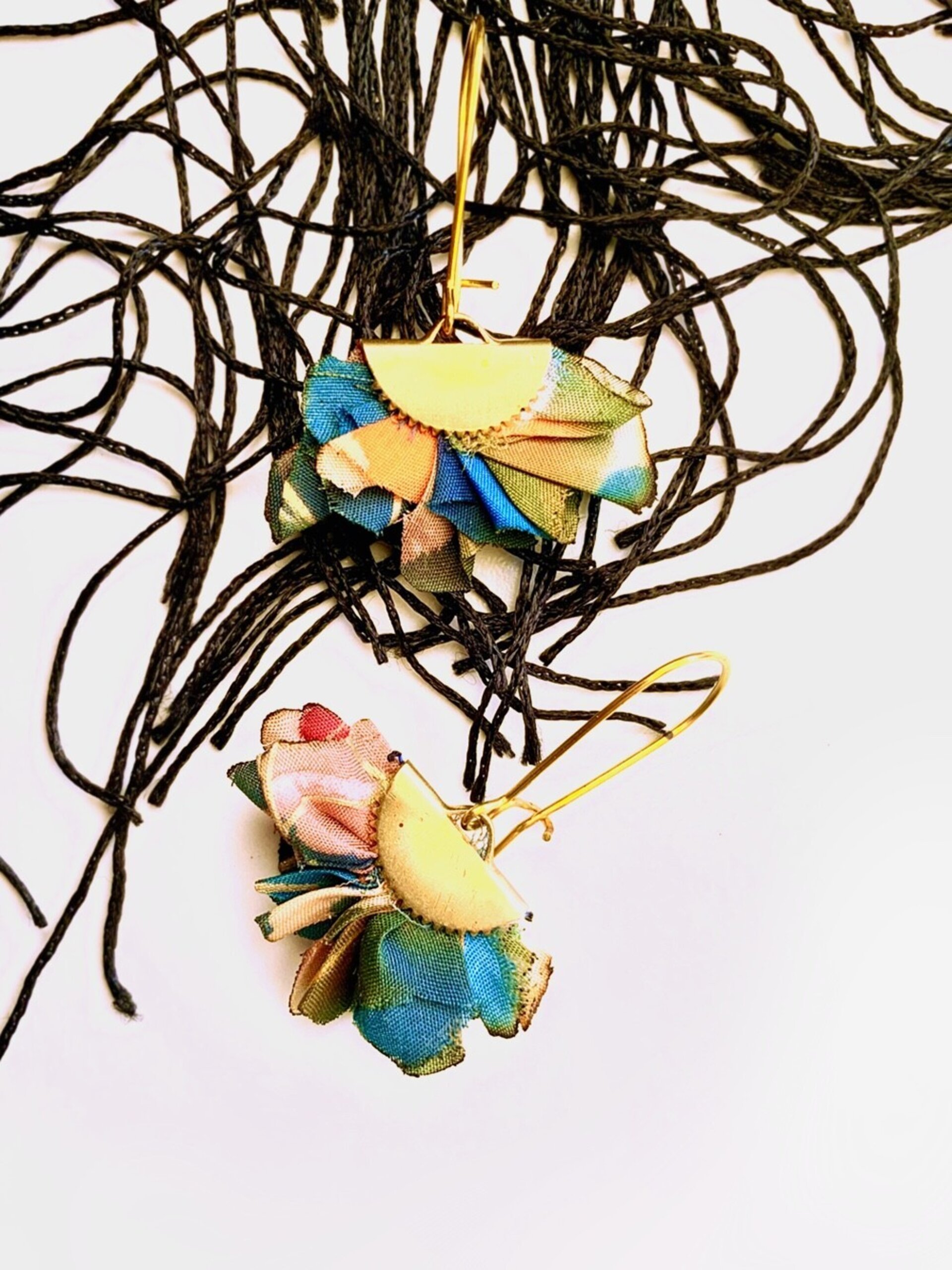 Pendientes seda pintados a mano arcoiris azul flor - 1