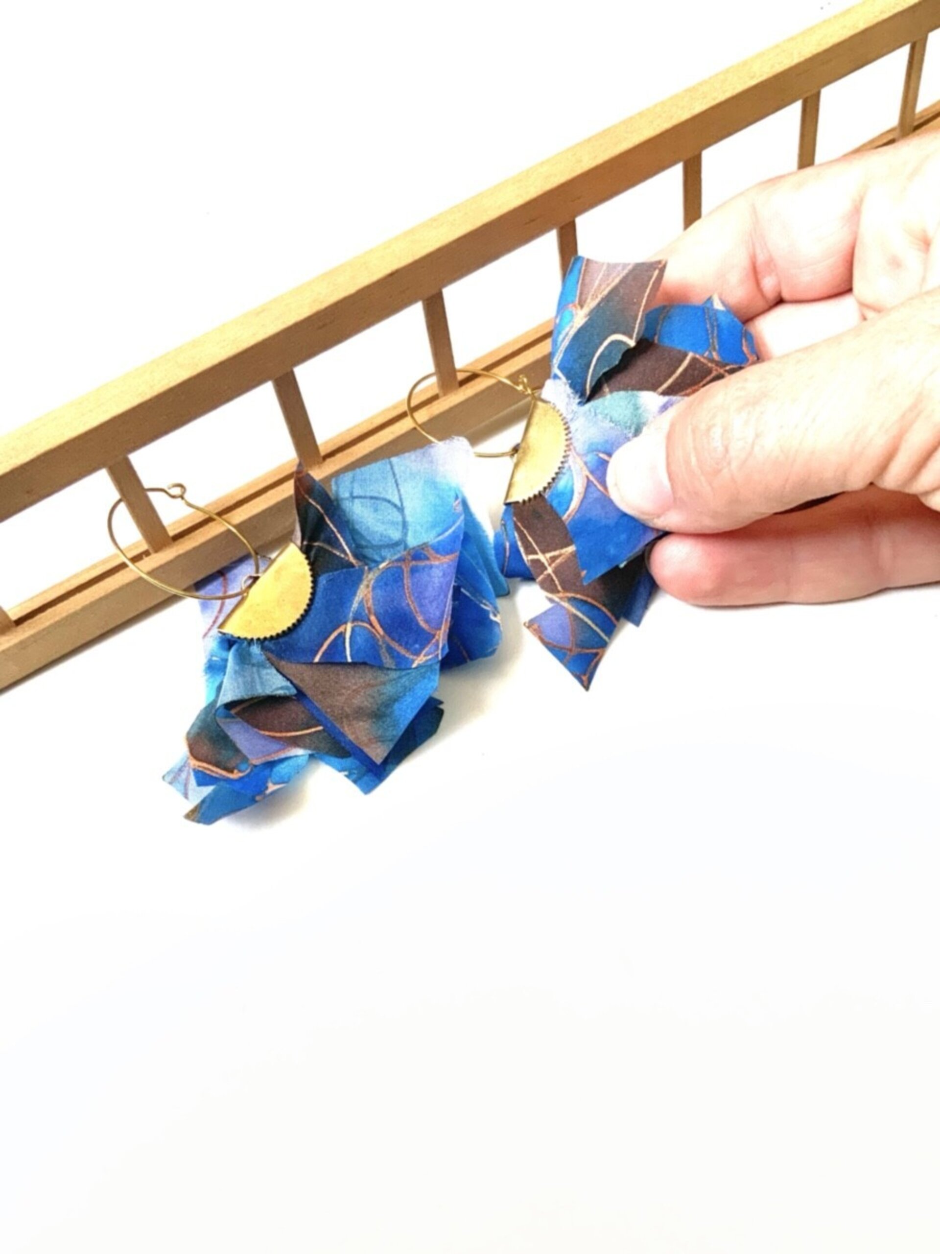 Pendientes originales divertidos azul y oro seda natural - 1